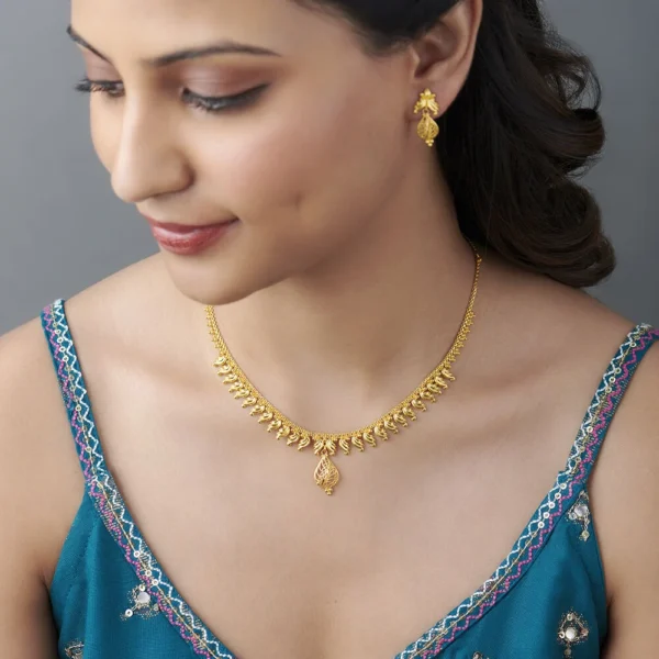 Festive Emerald Gold Necklace